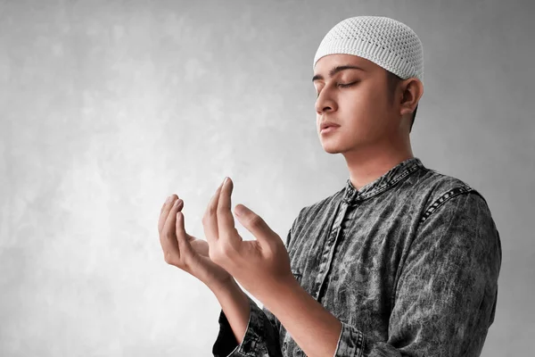 Dindar Asyalı Müslüman Adam Dua Ediyor — Stok fotoğraf