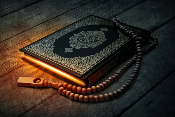 Quran Heiliges Buch Mit Rosenkranz Perlen — Stockfoto