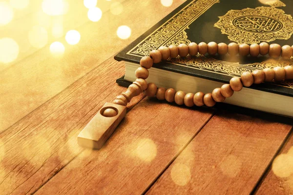 Quran Heiliges Buch Mit Rosenkranz Perlen — Stockfoto