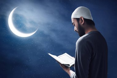 Müslüman adam Kuran okuyor.