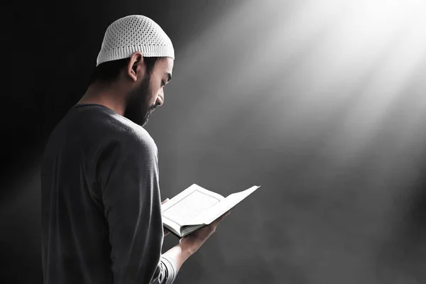 Moslim Die Heilige Koran Leest — Stockfoto
