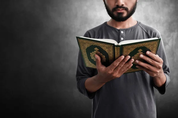 Muslim Man Reading Holy Quran — Stock Photo, Image