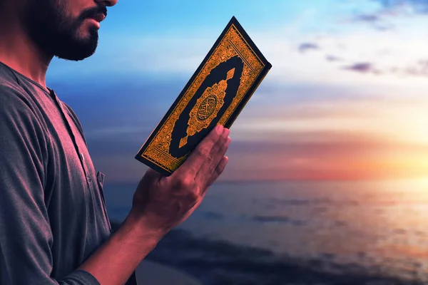 Hombre Musulmán Leyendo Sagrado Corán — Foto de Stock