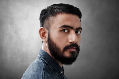 yakışıklı sakallı adam portresi