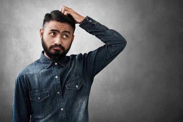 Porträt Eines Gutaussehenden Bärtigen Mannes Verwirrt — Stockfoto