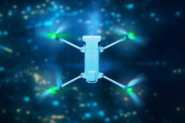 Drone quadcopter gece şehir üzerinde uçan