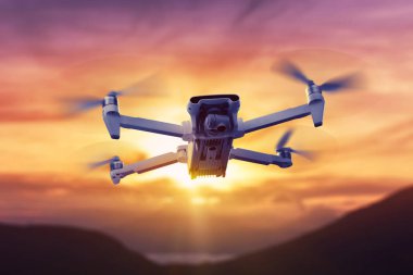 Uçan dijital kameralı dron kuadkopteri