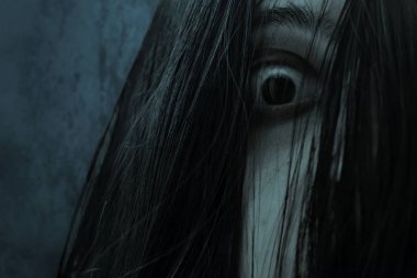 Göz korkutucu hayalet kadın yakın