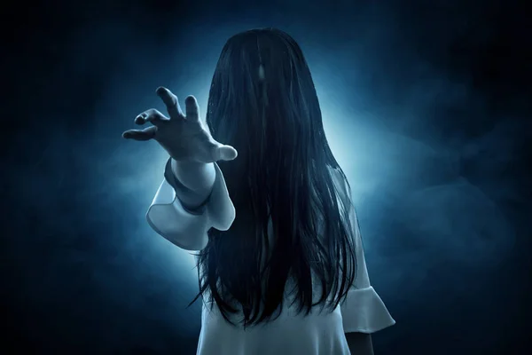 Gruselige Geisterfrau Auf Dunklem Hintergrund — Stockfoto