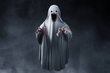 Karanlık arka plandaki korkunç hayalet.