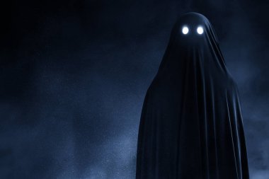 Karanlık arka plandaki korkunç hayalet.