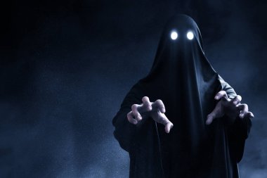 Karanlık arka plandaki korkunç hayalet.