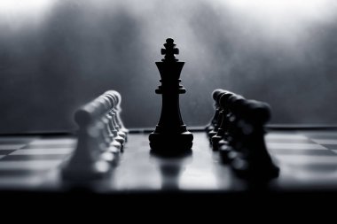 Satranç tahtasında satranç taşları