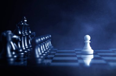 Satranç tahtasında satranç taşları