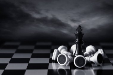 Satranç tahtasında satranç taşları