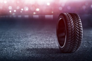 Sokakta araba lastiği.