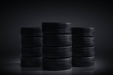 Araba lastikleri siyah arka planda izole edildi