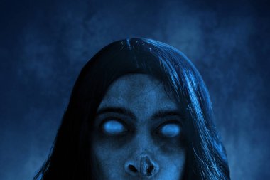 Karanlık arka plandaki korkunç hayalet.