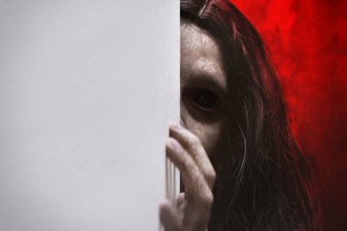 Korkunç hayalet kadın, Cadılar Bayramı teması