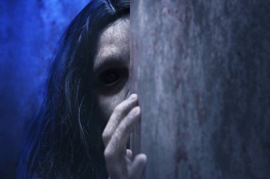 Korkunç hayalet kadın, Cadılar Bayramı teması