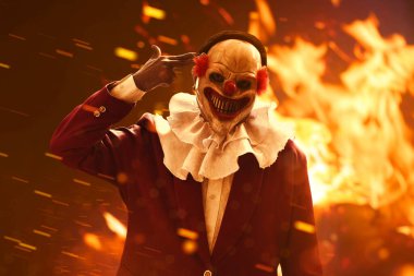 Korkunç palyaço maskesi takan adam, Cadılar Bayramı temalı.