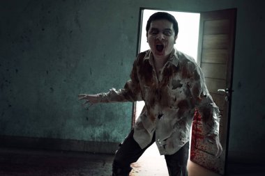 Lanetli evde öfkeli kanlı zombi adam, Cadılar Bayramı teması