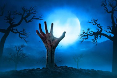 Kanlı zombi eli gece dolunay ve Cadılar Bayramı temasıyla mezardan çıkıyor.