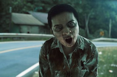 Korkunç zombi adam sokakta kızgın, Cadılar Bayramı temalı.