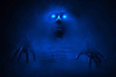 Karanlık arka planda sis ve Cadılar Bayramı temalı korkunç bir hayalet.