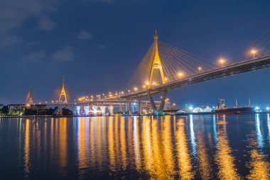 Geceleri Bhumibol köprü. Chao Phraya Nehri'nin karayolu geçer.