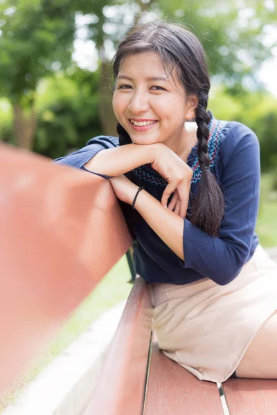 Retrato Asiático Adolescente Sorriso Relaxar Nas Férias Relaxa Feliz Sorrir — Fotografia de Stock