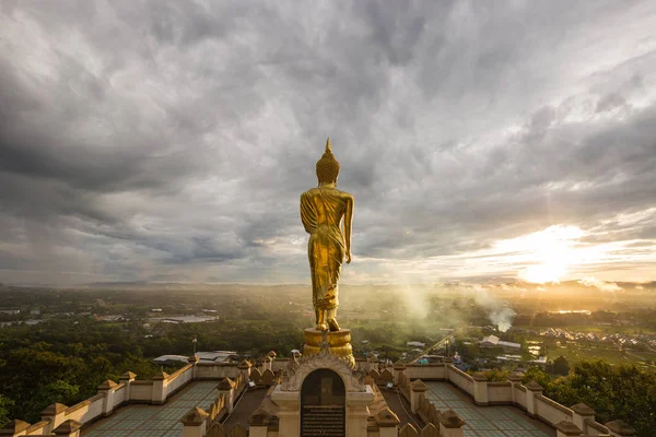 佛陀在城市的顶端 佛陀面前有云彩和日出 — 图库照片