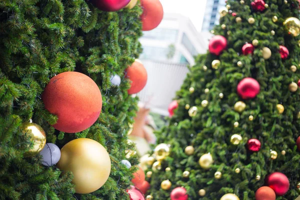 Bolas Decorativas Árbol Navidad Colorida Bola Roja Lámpara Ornamental —  Fotos de Stock