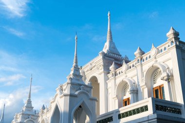Wat Thai beyaz kule akşam. Gökyüzü açık..