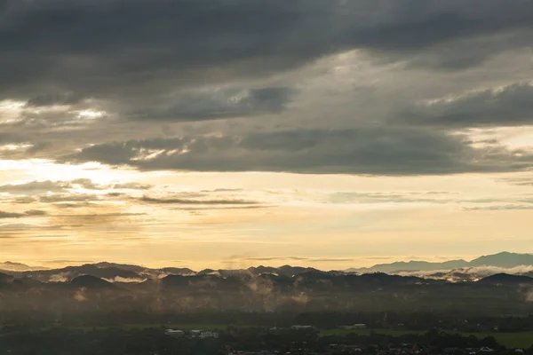 朝の山と雲太陽の光が空に雲を通過 — ストック写真