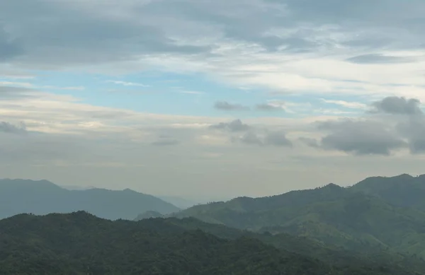 Ormanlar Dağlar Dağ Kompleksi Düzenlemesi Gökyüzü Yağmurlu Sezonda — Stok fotoğraf