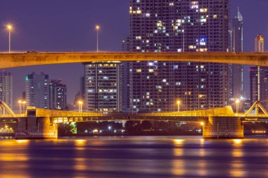 Bangkok bölgesindeki köprüler gece boyunca, şehirdeki binadan ışık var.