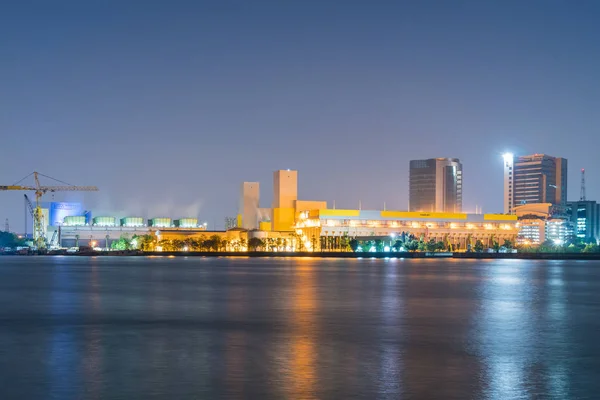 Central Transmisión Energía Cerca Del Río Durante Noche Hay Luz —  Fotos de Stock