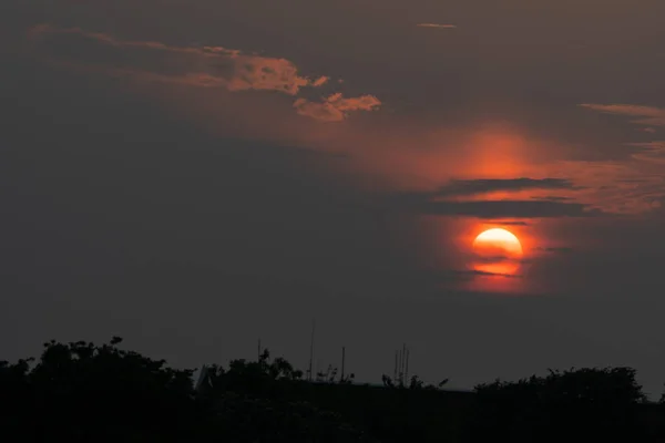 Nuvens Pôr Sol Noite Céu Limpo Verão — Fotografia de Stock
