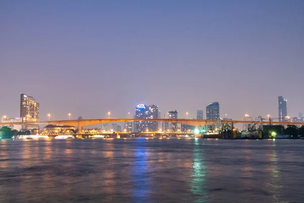 Puente Sobre Río Ciudad Bangkok Crepúsculo Edificio Paisaje Urbano Rascacielos — Foto de Stock