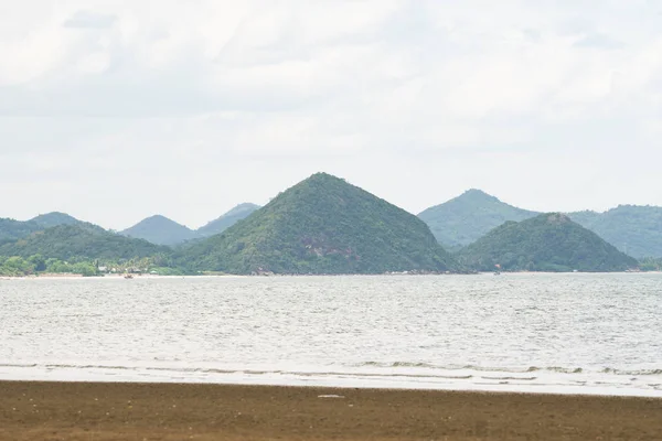 Montañas Cerca Del Mar Hay Árboles Cubriendo Las Montañas Frente —  Fotos de Stock