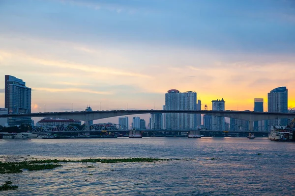 Most Nad Rzeką Bangkoku Cityscape Zmierzch Budynek Drapacz Chmur Mieście — Zdjęcie stockowe