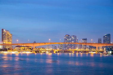 Bangkok şehir Nehri üzerinde köprü.