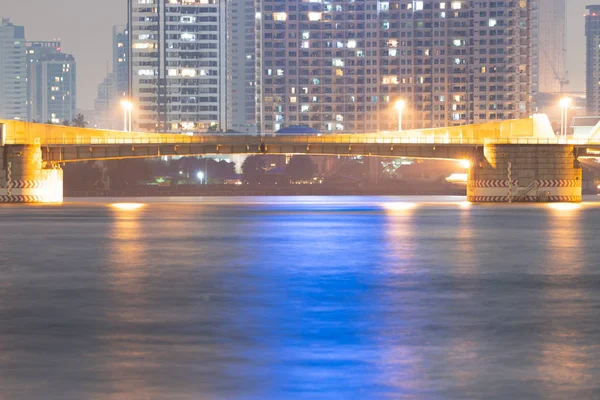 Puente Sobre Río Ciudad Bangkok Crepúsculo Edificio Paisaje Urbano Rascacielos —  Fotos de Stock