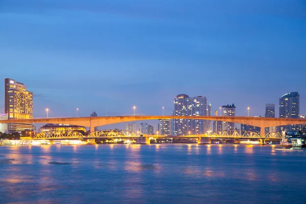 バンコク市内の川に架かる橋します — ストック写真