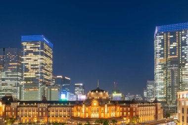 Gece sahnesinde Tokyo Istasyonu