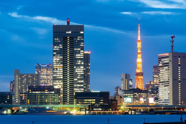 Torre e paisagem urbana de Tóquio no Japão . — Fotografia de Stock