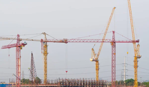 Construction cranes in building construction — Stock Photo, Image