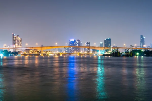 Puente sobre río en la ciudad de Bangkok . — Foto de Stock