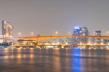 Bangkok şehir Nehri üzerinde köprü.
